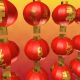 Une srie de lanternes rouges