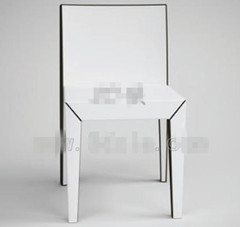 Moderne pur chaise blanche soutenue par