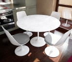 Combinaison de simples tables et chaises blanches (y compris les cartes)